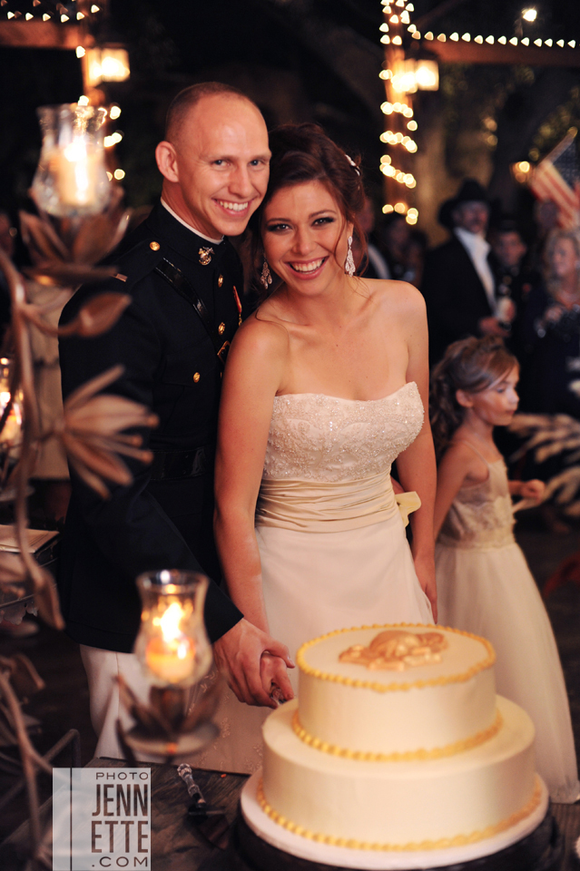 wedding photographer couple cake cutting