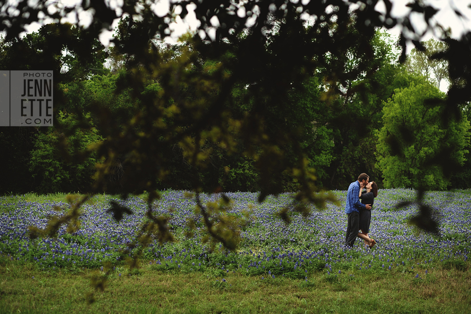 bluebonnet engagement photography - http://www.photojennette.com/laura-josh